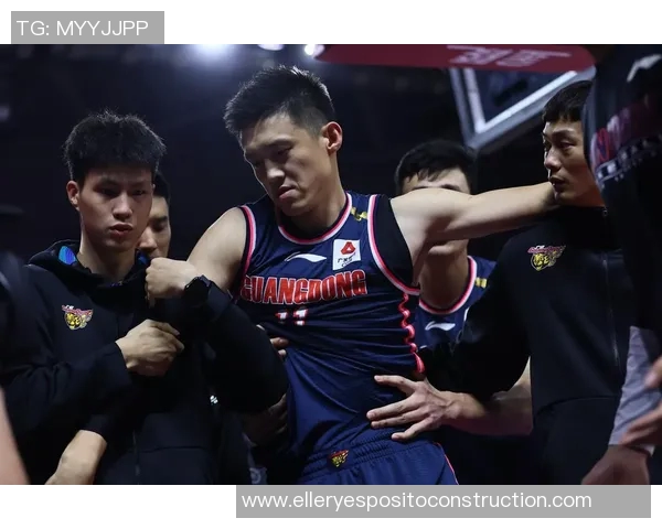 周鹏：从篮球场上的传奇到生活中的榜样，展现拼搏精神与团队合作的力量